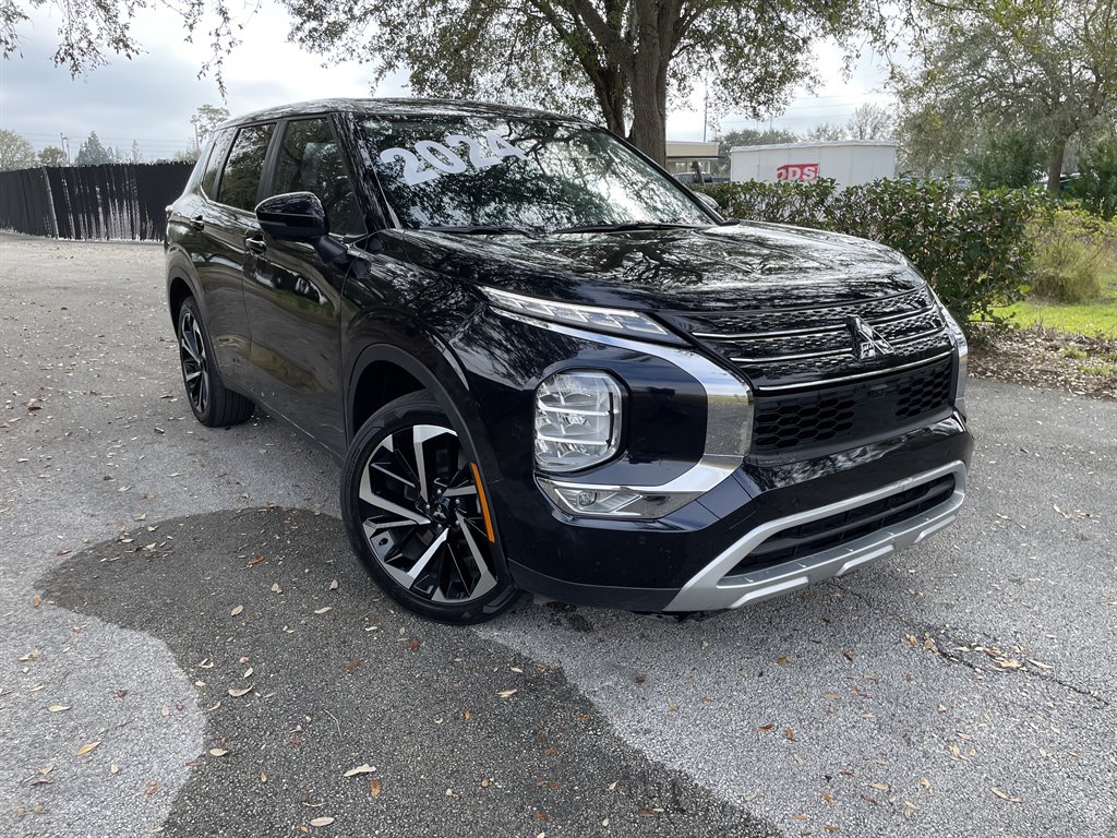 2024 Mitsubishi Outlander SE's photo