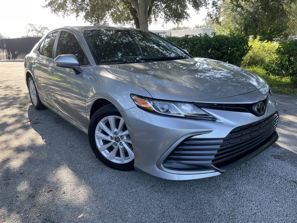 2023 Toyota Camry LE's photo