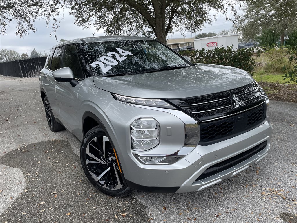 2024 Mitsubishi Outlander SE's photo