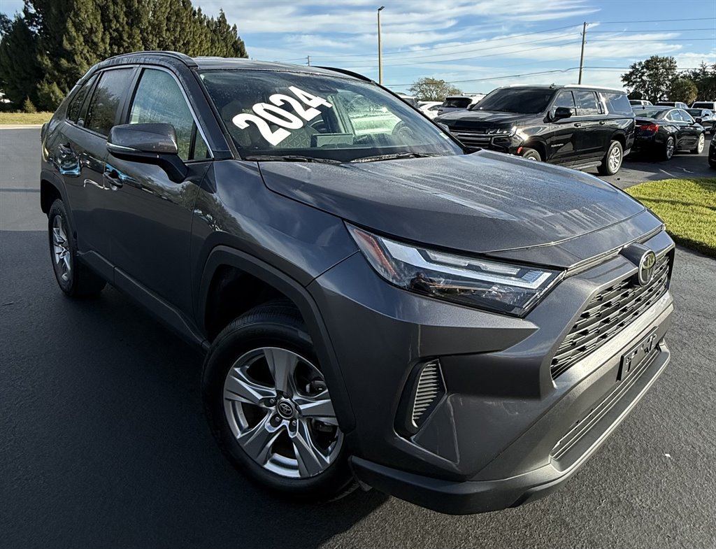 2024 Toyota RAV4 XLE's photo